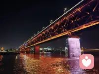 人需要流动，未必是去多远的地方，让自己持续处在“和世界交手”的状态里就好。保持接收，允许陌生，哪怕只是绕开常走的路线，也是在让感官和肉身重新在场。配图