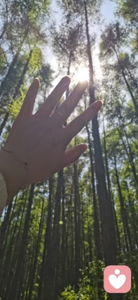 人始终在不断变化，持续认清自我是一件幸事。在成长路上慢慢沉淀内心，褪去焦虑与精神内耗，变得平和淡然，坦然接受世事缺憾，学会包容理解、勇敢表达心声。愈发偏爱沉静且有力量的自己，明白自身真诚善良的品性并非弱点，静待同频之人相知相伴，同时不断丰盈内心，塑造更强大沉稳的自我，体悟生活里的富足与安宁 ✨配图