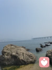 “心无褶皱，行至春光”
“这个世界没有正确的选择的，但是你可以让你的选择变得很正确。你要相信当下的选择，你正在走的这条路就是最好的，就是能开出花儿来的，你要坚定的向前走，向前看。人生啊，只有当下和健康是最重要的，剩下的一切都可以翻篇，翻篇....所以请你一定要释怀，勇敢的向前走”配图