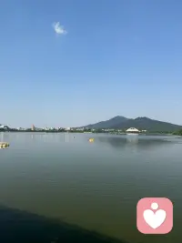 允许一切发生，接纳所有事与愿违。真正的强大不是对抗，而是与世界温柔和解，与自己握手言和。
​
万物皆有裂痕，那是光照进来的地方。不再苛责不完美，接纳自己才是爱自己的开始。
​
降低对他人的期望，所有遇见都是惊喜；减少对外界依赖，所有成长都有底气。
​
把“为什么是我”的抱怨，换成“我能做什么”的行动，态度决定你是被生活推着走，还是掌控方向。配图