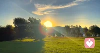 一个人使劲踮起脚尖靠近太阳的时候，全世界都挡不住她的阳光。早安[太阳]配图
