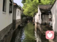 当一个人内心极度自卑的时候，往往也会伴随着一种莫名其妙的攻击性，因为真正让他痛苦的，不是别人，而是他始终无法接受自己，所以他会对外界异常敏感，别人一句普通话，一个眼神，一次无意的忽略，他都会下意识的理解成否定，轻视，挑衅，为了保护自己脆弱的自尊，他只能先攻击别人，用强势，讽刺，愤怒，控制欲，把内心的不安掩盖起来，很多时候，一个人越爱炫耀，越喜欢贬低别人，越容易破防，恰恰说明他内心真正缺乏安全感，因为真正自信的人，通常是松弛的，不需要靠攻击别人来证明自己。配图