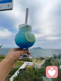 慢慢发现，沟通的本质从来不是说服，而是理解。
试着放下主观想法，单纯去倾听，反而能看见更多真实。
愿我们都能被温柔以待，也学会温柔倾听。
 情绪就像流水，堵得住一时，疏不开一世。
找个出口倾诉，让心事慢慢流淌，日子才会轻松自在。我在这里，静待你的故事。配图