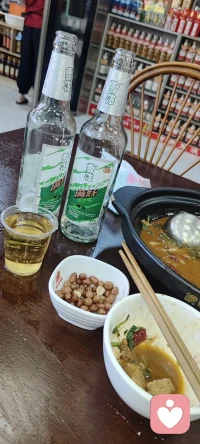 夜色里只剩下酒杯与我对坐，冷清又安静。配图