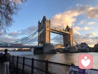 ​控制焦虑，是情绪焦虑的人绝对不能做的一件事。<br><br>很多人出现情绪焦虑时，往往极力地控制焦虑的情绪，试图通过“不去想它”就能远离焦虑，其实，这样做不仅不能缓解症状，反而会更加严重，甚至恶性循环。<br><br>焦虑症状如有心跳加快、心慌胸闷等，其实这些症状的本质是神经紊乱引起的自然反应，就像我们的心跳一样，是不受主观控制的。而强行控制这些症状，往往会更增加紧张、害怕、烦躁等负面情绪，进而刺激神经产生更多的不良反应，出现更加难以控制的不适症状。<br><br>解决焦虑需要遵循三个核心原则：<br><br>1、不与症状对抗​。<br><br>接受已经发生的无法控制的事实，明白这些症状不会真正伤害你；同时避免过度搜索症状信息​。网络上的危言耸听只会加剧恐慌和焦虑，要明白这些症状不会导致发疯或生命危险。<br><br>2、阻断灾难性联想​。<br><br>当负面念头出现时，不要继续深入思考，避免过多的心中“内戏”去“喂养”焦虑，从而给它提供能量，使之膨胀不可控。<br><br>传统方法如意志力硬扛或自我暗示，这些只能是暂时缓解，根本无法解决长期积累的情绪问题。<br><br>可以请教专业的老师指导的学习些呼吸和律动的方法，做做释放积压情绪的练习。<br><br>3、放松紧绷的神经系统。<br><br>要建立正确的焦虑认知水平，培养稳定的心态，用积极的心理暗示给自己增加安全感，提高自己掌握生活的能力，把握主动权。