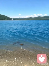 好多话憋在心里很久了，找不到合适的人好好说。白天装作若无其事地过日子，笑着应付身边所有人和琐事，可等到夜深安静下来，积攒的委屈和疲惫一下子就涌上来。明明没发生什么天大的难事，却总是莫名觉得压抑，迷茫不知道往后该往哪走，偶尔也会羡慕别人事事顺遂，自己却总在原地内耗，连崩溃都要挑时间，怕打扰任何人。配图