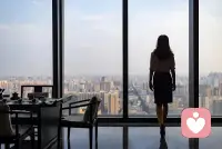 认真生活，努力发光，普通日子也能过得热气腾腾。
​
把情绪收好，把底气攒足，往后的每一天都全力以赴。
​
年龄从不是枷锁，热爱与勇气，永远年轻。
​
 别怕前路漫漫，每一步努力，都在靠近想要的生活。
​
收起怯懦，带着热爱出发，活成自己最喜欢的模样。配图