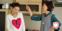 婆婆成长于物质匮乏、集体主义时代，思维底色是节俭、隐忍、服从、大家庭优先；儿媳成长于物质富足、个体化时代，思维底色是精致、自我、平等、小家庭优先。饭菜口味、花钱理念、育儿方式、待人处事的分歧，不是谁自私，而是底层认知完全不同。婆婆会把自己的干涉定义为“为你们好、操心顾家”，把儿媳的反抗定义为“不孝、不懂感恩、自私任性”；
儿媳会把婆婆的插手定义为“故意刁难、看不起自己、挑拨夫妻关系”，把自己的对抗定义为“自保、维护小家”。
双方都会默认自己动机善良，对方刻意针对，一点点小事，都会被主观放大为恶意，矛盾不断升级。：插手夫妻吵架、管控夫妻收入、决定孩子教育、安排晚辈生活，剥夺成年人自主选择权；婆媳矛盾无解，是因为总想改变对方；想要和解，必须顺应人性、调整心理、守住边界，且丈夫是破局第一责任人，三方各司其职，才能终止内耗。丈夫必须完成心理断奶：主动和原生母亲做心理分离，承接母亲的孤独与不安，而非把这份情绪转嫁妻子；明确告知母亲：我可以孝顺你、照顾你，但我的小家由我和妻子做主；婆媳出现分歧，丈夫不评判对错，主动挡在中间，隔绝双方直接冲突，消除母亲的被抛弃感、妻子的不安全感。最好的婆媳关系，从来不是亲如母女，而是保持距离、各司其职、彼此尊重。不住一起、不插手私事、不评价彼此、不挑拨夫妻关系，守住物理、情绪、决策三重边界，就是最优解。配图