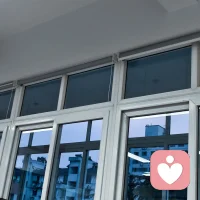 开完家长会，听完星级家长分享，结合日常接访感悟和大家聊聊。
不管大人小孩，都渴望正向鼓励。孩子上学累一天、我们上班奔波一天，到家立刻收心学习本就苛刻，相处贵在换位思考。
 
很多家长吐槽管控孩子玩手机、排满学习任务，我常会反问：给孩子定各项KPI，父母给自己定过成长目标吗？
一边要求自律，一边闲散刷手机，算不上言传身教。
 
做倾听师从不是我单向开导别人，在倾听来访者的同时，我也不断自省、慢慢成长。（看着孩子教室窗台外的景色，也会回忆起曾经的那个上小学的自已，时光匆匆而过，如果可以穿越回到那个时间段，我又会对那时的自己说什么呢？！）