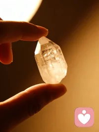 别让情绪一直憋在心里
很多不舒服，
不是突然来的，
是一点点憋出来的。
委屈藏久了会失眠，
压力攒多了会多梦，
心事不说会变成内耗。
你不用那么懂事，
不用什么都自己扛，
更不用假装一切都好。
情绪需要出口，
心灵需要安放，
那些深夜里翻来覆去的不安，
其实都在等一个被看见的机会。
如果你也觉得：
心里闷、睡不好、情绪低落、多梦困扰，
别一个人硬撑。
我在这里，安静倾听，温柔陪伴，
轻轻帮你梳理，慢慢陪你治愈。
你已经很努力了，
这一次，好好心疼自己吧。
#情绪疗愈 #拒绝内耗 #温柔治愈 #自我治愈