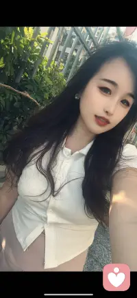 每天早晨，我都用这个开关点亮自己。当我把上扬的嘴角对准人群，就像把灯举进晨雾里——总有人在下一秒，轻轻按下自己心里的那盏。其实该说谢谢的是我。每天用开心的笑容遇见你，才让我知道——原来每个人都背着看不见的行李，而一个简单的微笑，就是帮他们卸下重量的那个瞬间。所以明天，我还会这样笑。万一你也有什么话，想讲给一个陌生人听呢？配图