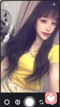 睡前赤脚踩在地板上，凉意从脚心慢慢爬上来，像一种温柔的提醒：此刻什么都不必想。那些白天觉得天大的事，现在隔着夜色看过去，都成了小小的光斑。明天还会再来，但今夜，先让呼吸和夜色一样平缓。