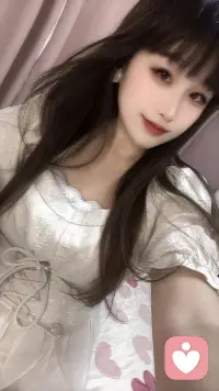 如果今天觉得累了，就想象自己是一片被风吹皱的湖面吧。不必急着平静，那些波纹是你认真生活的印记。你看，月亮从不嫌弃倒影碎裂，它只是静静地亮着——你存在本身，就已足够美好。
