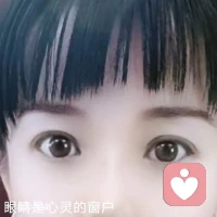 有人说，眼睛是心灵的窗户。
那我的窗户里，藏着我想对你说的话。👀

作为一名倾听师，我一直选择保留一颗真诚与善良的心。
这双清澈的眼睛就是证据——它没有评判，只有接纳。

心理学上说，“被看见”是疗愈的开始。
当你凝视这双眼睛时，希望你的潜意识能收到一个信号：
“在这里，你是安全的。你可以卸下伪装，放心地把心事交给我。”

这是我的起点，也是给你的承诺。
我在听，一直都在。💕配图