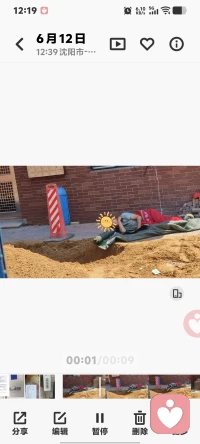 沈阳6月正午，烈日下的沙土堆就是床。看着工人们和衣而卧，才懂“生活不易”四个字的重量。但在坚硬的生活里，我们要学会给自己心里铺一层软垫。

👉 允许自己疲惫：累了就停下来喘口气，不必时刻坚强。
👉 抓住微小确幸：哪怕是一口凉水、片刻阴凉，也是生活的馈赠。
👉 彼此支撑：像他们一样围坐吃饭，人与人的连接是抵御风雨最好的伞。

无论多难，别忘了心疼那个努力活着的自己。❤️