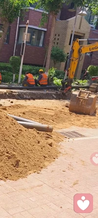沈阳6月正午，烈日下的沙土堆就是床。看着工人们和衣而卧，才懂“生活不易”四个字的重量。但在坚硬的生活里，我们要学会给自己心里铺一层软垫。

👉 允许自己疲惫：累了就停下来喘口气，不必时刻坚强。
👉 抓住微小确幸：哪怕是一口凉水、片刻阴凉，也是生活的馈赠。
👉 彼此支撑：像他们一样围坐吃饭，人与人的连接是抵御风雨最好的伞。

无论多难，别忘了心疼那个努力活着的自己。❤️