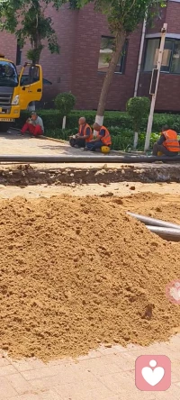 沈阳6月正午，烈日下的沙土堆就是床。看着工人们和衣而卧，才懂“生活不易”四个字的重量。但在坚硬的生活里，我们要学会给自己心里铺一层软垫。

👉 允许自己疲惫：累了就停下来喘口气，不必时刻坚强。
👉 抓住微小确幸：哪怕是一口凉水、片刻阴凉，也是生活的馈赠。
👉 彼此支撑：像他们一样围坐吃饭，人与人的连接是抵御风雨最好的伞。

无论多难，别忘了心疼那个努力活着的自己。❤️
