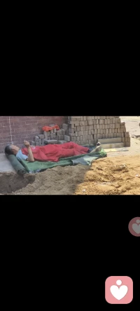 沈阳6月正午，烈日下的沙土堆就是床。看着工人们和衣而卧，才懂“生活不易”四个字的重量。但在坚硬的生活里，我们要学会给自己心里铺一层软垫。

👉 允许自己疲惫：累了就停下来喘口气，不必时刻坚强。
👉 抓住微小确幸：哪怕是一口凉水、片刻阴凉，也是生活的馈赠。
👉 彼此支撑：像他们一样围坐吃饭，人与人的连接是抵御风雨最好的伞。

无论多难，别忘了心疼那个努力活着的自己。❤️