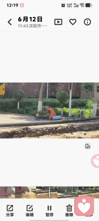 沈阳6月正午，烈日下的沙土堆就是床。看着工人们和衣而卧，才懂“生活不易”四个字的重量。但在坚硬的生活里，我们要学会给自己心里铺一层软垫。

👉 允许自己疲惫：累了就停下来喘口气，不必时刻坚强。
👉 抓住微小确幸：哪怕是一口凉水、片刻阴凉，也是生活的馈赠。
👉 彼此支撑：像他们一样围坐吃饭，人与人的连接是抵御风雨最好的伞。

无论多难，别忘了心疼那个努力活着的自己。❤️