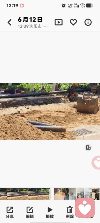 沈阳6月正午，烈日下的沙土堆就是床。看着工人们和衣而卧，才懂“生活不易”四个字的重量。但在坚硬的生活里，我们要学会给自己心里铺一层软垫。

👉 允许自己疲惫：累了就停下来喘口气，不必时刻坚强。
👉 抓住微小确幸：哪怕是一口凉水、片刻阴凉，也是生活的馈赠。
👉 彼此支撑：像他们一样围坐吃饭，人与人的连接是抵御风雨最好的伞。

无论多难，别忘了心疼那个努力活着的自己。❤️