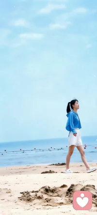 把心事丢进海里🌊
等一场海上日出。
看碎金铺满海面，听海浪把心事卷走。
风很大，天很亮，心很轻。
那些以为过不去的，在晨光里都成了微风。💛