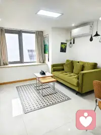 夫妻本无血缘，再亲密的关系，也藏着利益博弈
一时捧你上天 ，转头弃你不顾
   是成年人最常态的闹剧配图