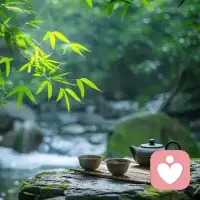 我爱他，像爱一场盛大的落日。我不求独占那一整片霞光，反而贪恋他身上沾染了别处的风尘——那是他途经人间的证明。我甘愿做那个站在阴影里的观众，看他被另一个灵魂短暂地照亮，看他眼里有陌生的火，而我知道，最后他仍会回到我身边，把那双看过别人的眼睛，用来吻我眼角的泪。原来爱到深处，不是锁住一只鸟，而是守着一片天，允许他飞，也笃定他会归巢。有些占有，是把他困在怀里；我的占有，是连他的欲望都愿意拥抱，然后在他餍足之后，成为唯一的安宁。