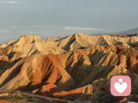 窗边那杯温水，冒的热气已经很细很慢了，像一声没打完的哈欠。

今天要是觉得累，就别逼着自己“振作”了。你可以允许自己现在就是有点蔫儿，允许刚才那阵莫名其妙的委屈存在，允许自己什么也不想做，只是靠一会儿。

情绪不是任务，不需要立刻处理完。它更像一阵风，从你身体里穿过去——你不拦着，它反而走得更快。你只需要坐着，呼吸，感受脚底踩在地面的踏实感，就像大树把根往土里扎一扎。

不用急着好起来。今晚，就把“慢慢来”当成最重要的一件事。世界跑得那么快，你有权按一下暂停键。