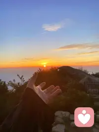 轻轻的给自己一个拥抱，做一个深呼吸，美好的一天从微笑和看见自己开始！配图