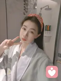 当你需要一个肩膀倾听，我会在这里等着你，不管是喜悦还是悲伤。

你的故事就像一本沉甸甸的书，我会耐心的翻阅，直到读到最后一页。

我的耳朵永远敞开着，倾听你内心的声音，给你关怀和支持。

我愿成为你心声的归宿，每一句话语，都是我心中的诗行。
在你的话语里，我找到了星辰和大海。
💕💕💕