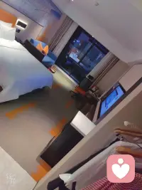 在爱的方程里🌹

1+1，有时>2，有时等于1，但永远不等于0。🌹

他让你看见自己，🌹
也让你超越自己。🌹


在纷扰的世界，💞

静下来听一听吧。💞

无论何时，我都在听，💕

那是心灵与心灵的温柔对话。💞配图