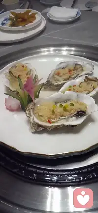 当世界急于表达时，💞

我选择成为港湾一一一一一

一个让漂泊类的话语，都已停靠，被理解，被真实的宁静所在。💞


倾听，💞
是比诉说更深的抵达。💞配图