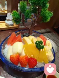 我的酒里藏着山河，
你的故事里可有故人。

若有，
请满饮此杯，
细说从头。

我的酒能解千愁，
你的故事值千金。

你一直说
我一直听。配图