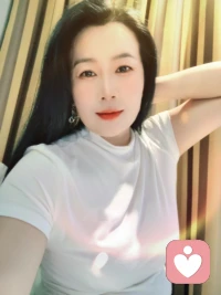 沉默已久的心，👠
如今需要倾诉，👠
让声音飘向我的心灵。👠


最动人的沟通，💄
往往始于无声处一一一💄
那是两颗心的，悄然靠近。💄配图