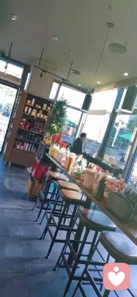用一杯咖啡的香气，☀
唤醒沉睡的梦想。☀


早安！☀
别辜负这美好的晨光，☀
也别辜负那个努力向上的自己。☀配图