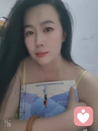 我懂你，比“你要坚强”，更让人安心。
把时间给你，就等于把自己的世界分给了你。

比起满口大道理，
安安静静听完委屈，
才是最治愈的唯一。配图