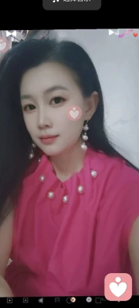 都市丽人∽
是既能踩着高跟鞋奔跑，
也能平底鞋漫步的人生行走。

于繁华中自律，
以简约中奢华，
现代都是女性诠释着一种平衡的智慧。

都市丽人是城市中最闪亮的风景线，
他们的优雅与品味代表着都市生活的精髓，
让我们对美好的生活充满向往和期待。配图