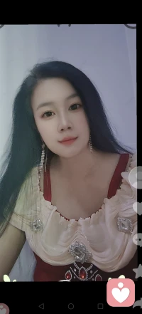 深夜这10分钟，只留给还没睡的你。

我也常常在深夜醒来看天花板，如果你刚好也没睡着，如果你心里正堵着一句话没处说，别憋着，哪怕是几句话，虽然隔着屏幕，但只会儿，你不是一个人。

有些话不适合对身边人说，那就试着对夜色说，对我说，被听见，就是一种释放。
今晚，愿你好梦🌛❤