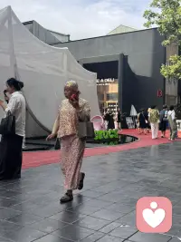 在EK  偶遇一位独特的女子。 她的自在 自洽的脚步，随心舞动的身影吸引了我。 你心里有什么，看到的就是什么。 你怎么看这位女子呢？配图
