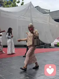 在EK  偶遇一位独特的女子。 她的自在 自洽的脚步，随心舞动的身影吸引了我。 你心里有什么，看到的就是什么。 你怎么看这位女子呢？配图