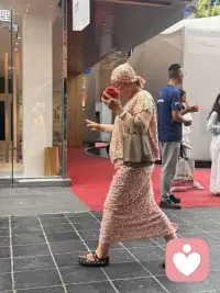 在EK  偶遇一位独特的女子。 她的自在 自洽的脚步，随心舞动的身影吸引了我。 你心里有什么，看到的就是什么。 你怎么看这位女子呢？配图