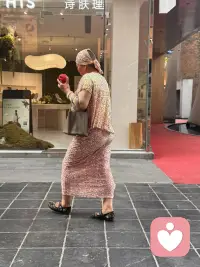 在EK  偶遇一位独特的女子。 她的自在 自洽的脚步，随心舞动的身影吸引了我。 你心里有什么，看到的就是什么。 你怎么看这位女子呢？配图