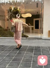 在EK  偶遇一位独特的女子。 她的自在 自洽的脚步，随心舞动的身影吸引了我。 你心里有什么，看到的就是什么。 你怎么看这位女子呢？配图