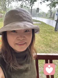 低头看见难处，抬头看见道路；
低头只有风浪，抬头就有光亮。配图