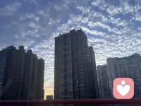 今天从南浦大桥经过。 抬头间看见车窗外的云扑面而来。初始似乌云压抑， 过了几秒，一缕红颜冲出楼群，给天空赋予了彩色。 所以：

万物皆有裂痕，那是光照进来的地方。

同样的，伤口是光进入你内心的地方。

作为倾听师 咨询师，面对灵魂枯竭 ，重拾初心，任重道远。 加油👏配图