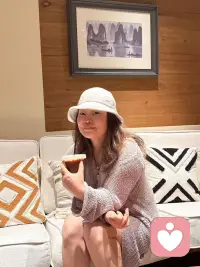 我亲爱的女孩，

祝你成为太阳，闪闪发光。祝你成为花朵，美丽芬芳。

祝你成为飞鸟，自由自在。祝你成为浪花，振奋昂扬。

祝你，成为你自己。配图