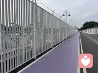 在公司里不舒服，总是体验到委屈和不被尊重？
应该怎么缓解这种不舒服？

我来告诉你，也许这并不是你的问题。你只是缺乏一点自己的边界感。

你可以做的不一定是缓解这种和同事之间的不舒服，这不是你的责任，你可以做的事：让自己有被讨厌的勇气。这就是我们说的构建属于自己的边界。但是如果被人讨厌不会方方面面带来困扰吗？有很多人认为构建边界就是关系疏离了，就是破坏性的。其实不是，如果你不够见边界，意味着你会经常体验到委屈和不被尊重的感觉。配图