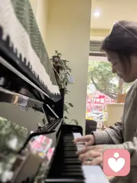 当你感到自己似一座孤岛，空旷令自己似船靠不了岸，那就找一个分泌多巴胺的事情，填充那部分空缺。

比如：起起落落的琴声….配图