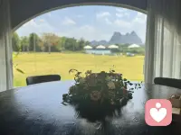 用一句话送给此时的你：

“今天白昼最长，但你不必强撑光亮——敢在日影里坐下喝茶的人，才真正读懂了时间。”配图