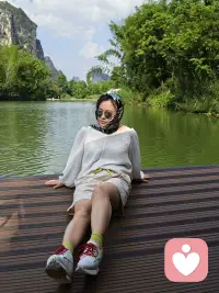用一句话送给此时的你：

“今天白昼最长，但你不必强撑光亮——敢在日影里坐下喝茶的人，才真正读懂了时间。”配图